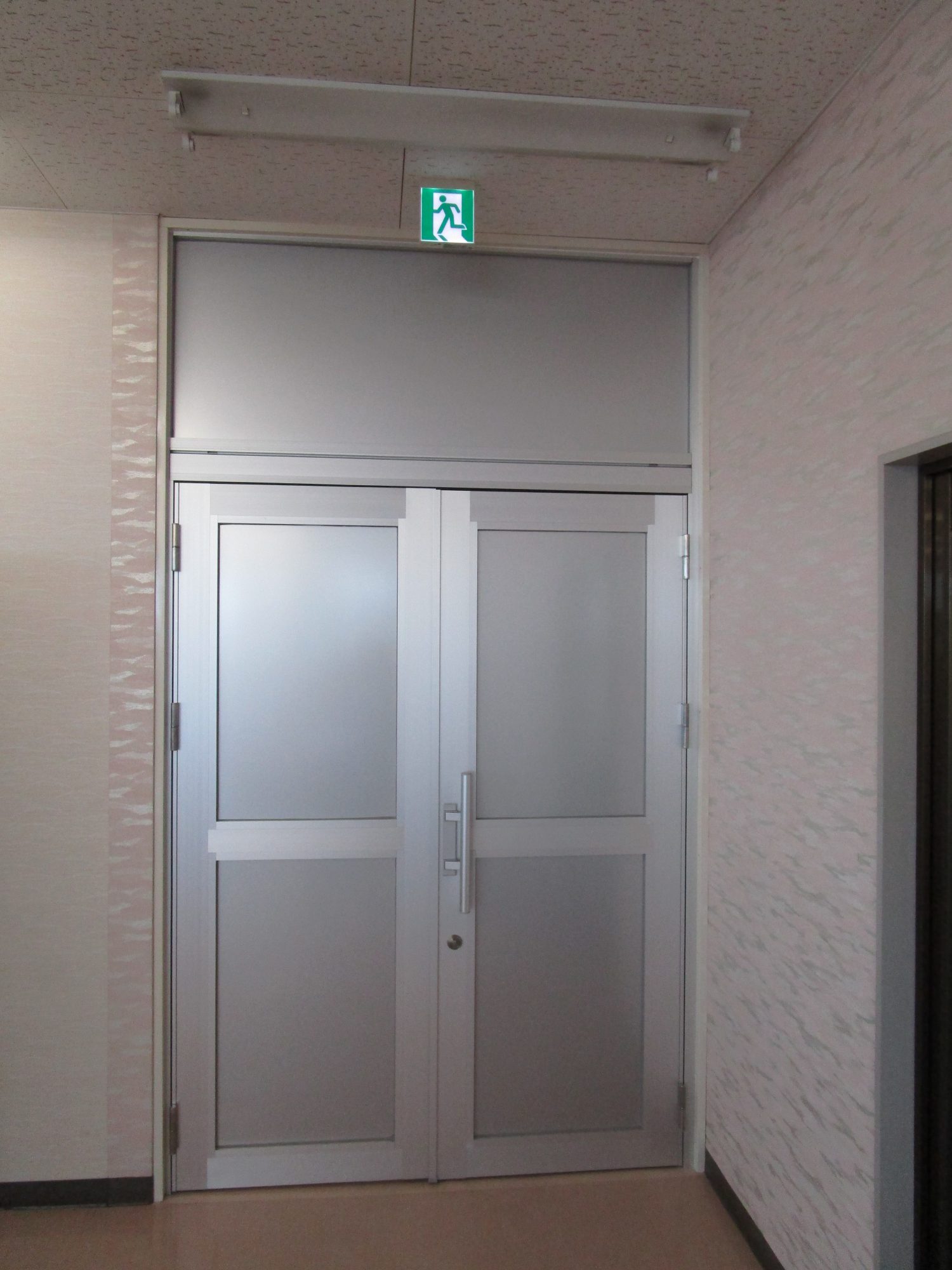 事務所用両開き出入口ドア設置（久喜市リフォーム） | 高橋産業株式会社